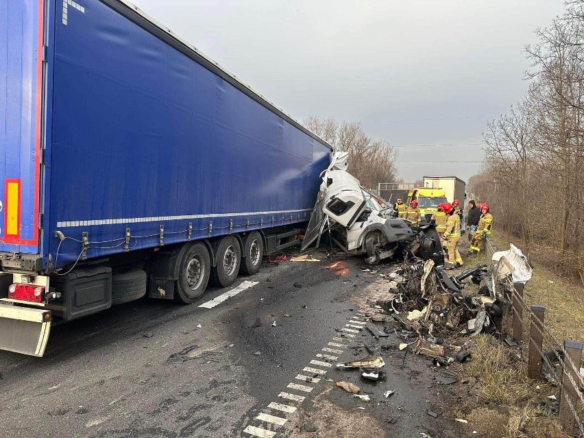 W wyniku zderzenia trzech pojazdów DK94 w stronę Katowic...