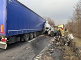 Potężny wypadek na DK94 w Dąbrowie Górniczej. W wyniku zderzenia dwóch tirów i busa zablokowane są dwa pasy drogi w stronę Katowice