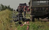 Katastrofa boeinga na Ukrainie: Ukraińscy ratownicy pod kontrolą separatystów wynoszą ciała ofiar (WIDEO)