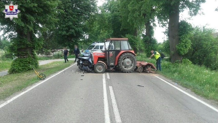 Wypadek w Tomaszowicach. Kierowca fiata zginął w czołowym zderzeniu z ciągnikiem                              
