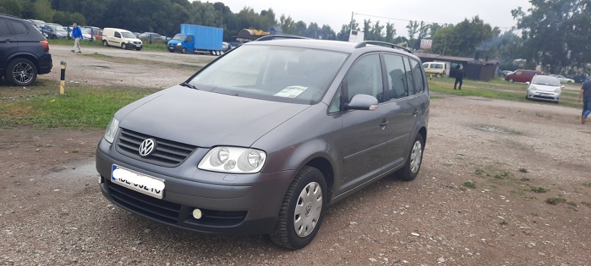 Volskwagen Touran z 2005 r. Benzynowy silnik poj. 1.6. Cena...