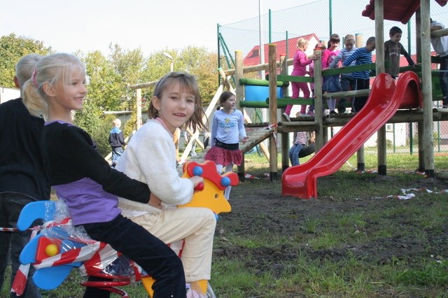 Dzieci z kl. I Szkoły Podstawowej w Kijewie Królewskim cieszą się z nowego placu zabaw