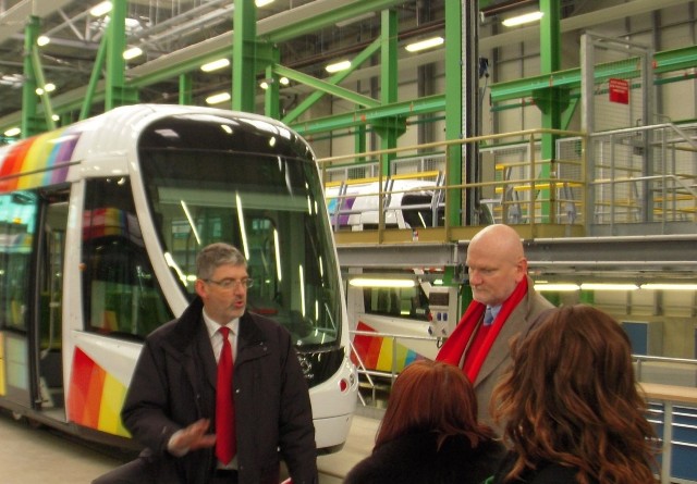 Takie tramwaje jeżdżą po ulicach w Angers