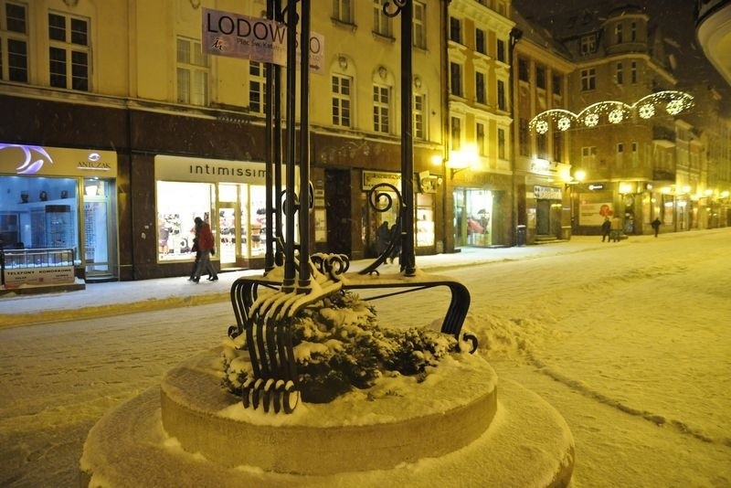 Urokliwy Toruń przysypany śniegiem [zdjęcia]