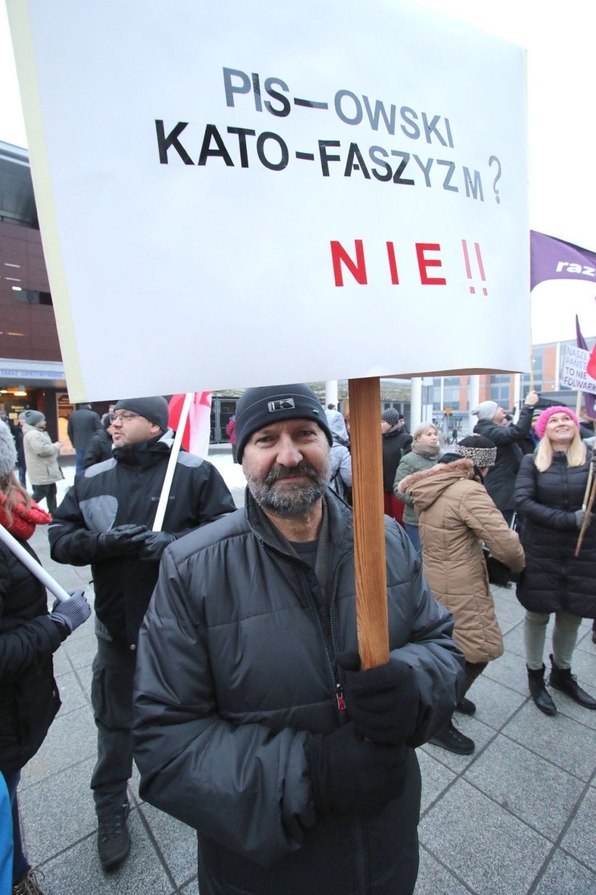 Protest w Kielcach przeciwko rządowi: -  To już przechodzi wszelkie granice