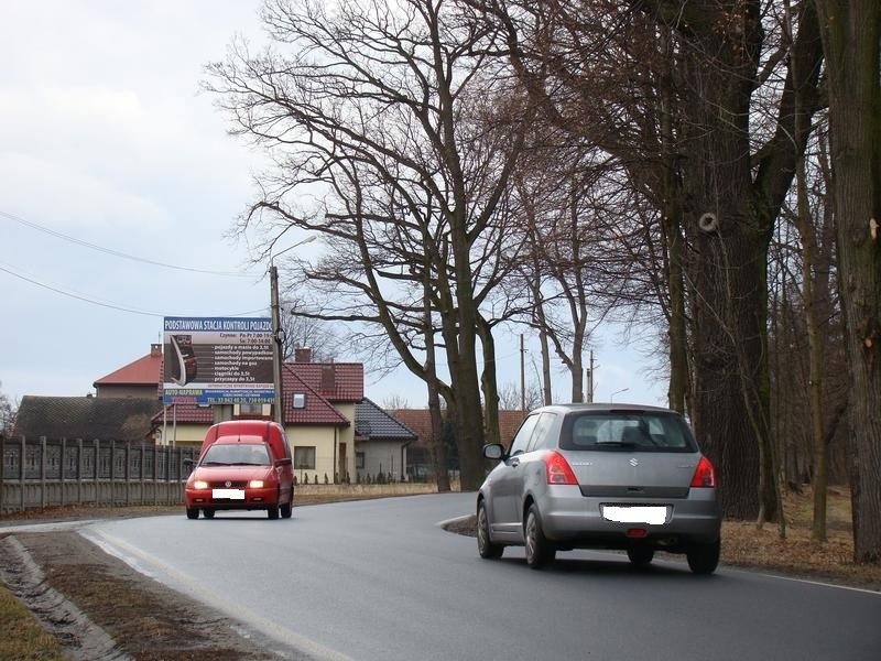 W Porębie Wielkiej droga jest równa i gładka, tyle że chodnika brakuje 