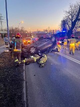 Wypadek na Klimzowcu w Chorzowie. Prowadząca straciła kontrolę nad pojazdem i dachowała