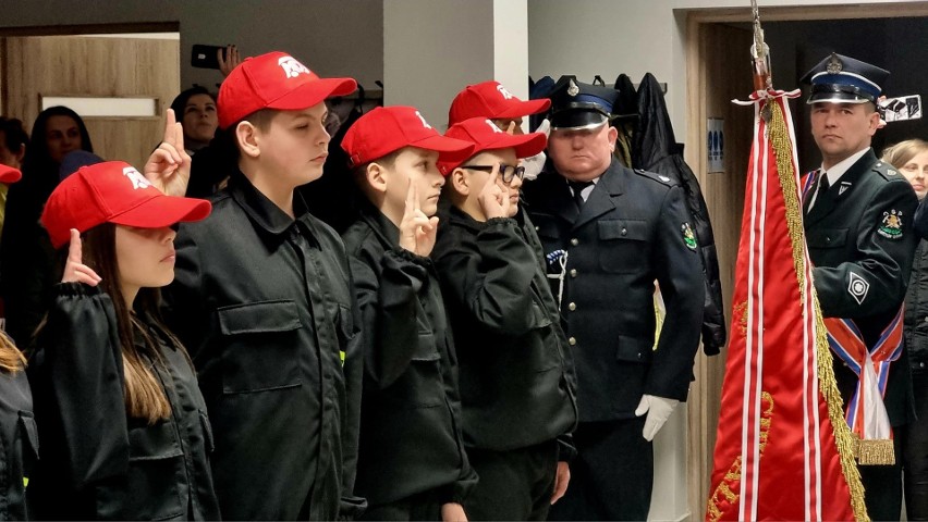 Na zebraniu Ochotniczej Straży Pożarnej w Świerżach Górnych koło Kozienic zaprzysiężono Młodzieżową Drużynę Pożarniczą. Zobacz zdjęcia