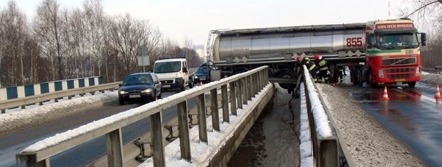 Ciągnik z naczepą zawiesił się na "prześwicie&#8221; wiaduktu, tarasując całkowicie trzy z czterech pasów drogi.