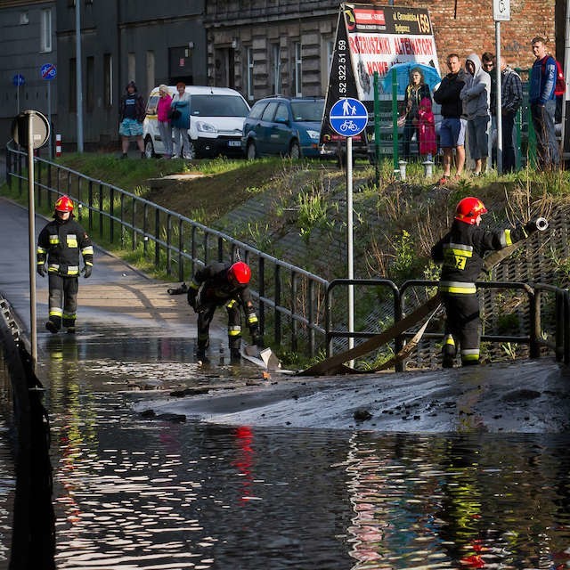 Prawie każda ulewa kończy się zalaniem ulicy Grunwaldzkiej i interwencją strażaków. Przejazd pod wiaduktami staje się wtedy niemożliwy.