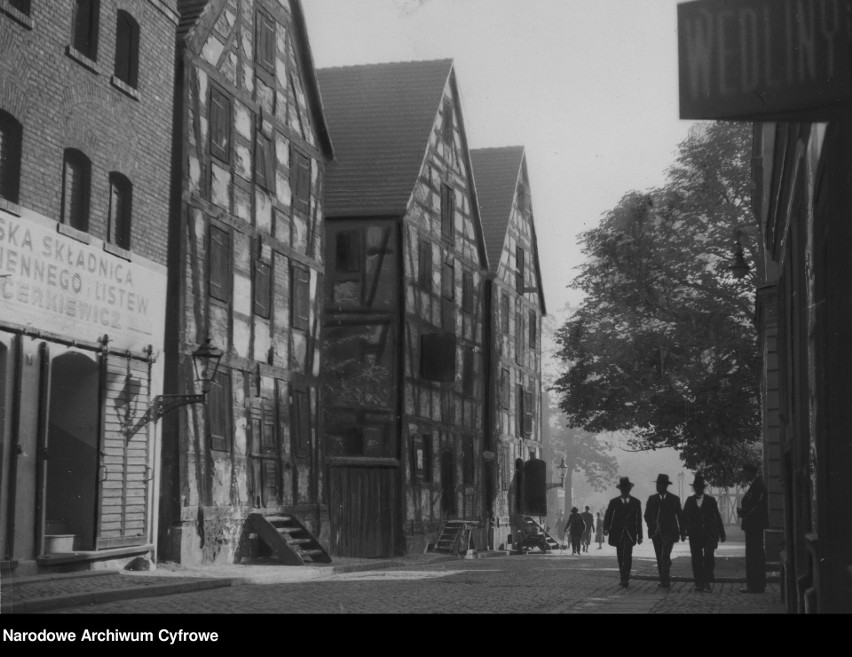 Stare spichlerze przy ulicy Grodzkiej. Lata 1920 - 1930.