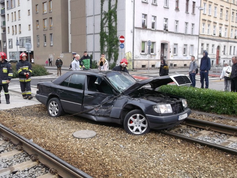 Wrocław: Wypadek na Pułaskiego. Zderzenie tramwaju z samochodem (ZDJĘCIA)