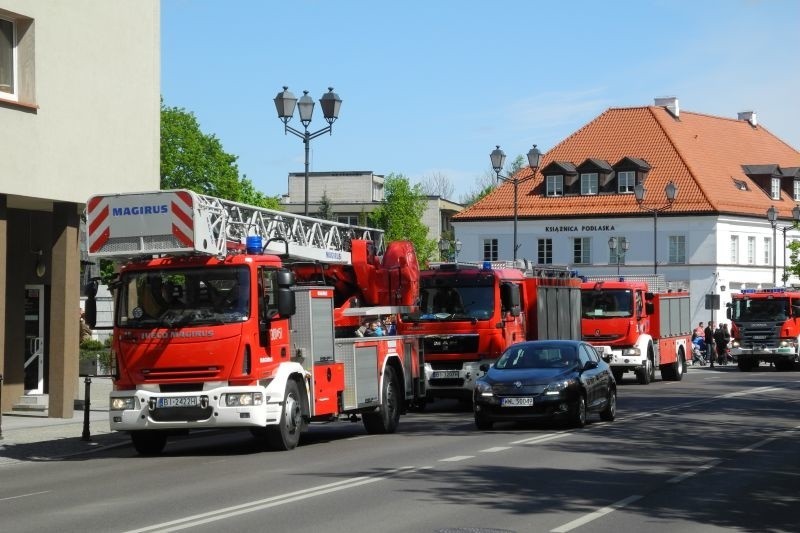 Dzień Strażaka w Białymstoku. Ulicami przejechała kolumna wozów strażackich (wideo, zdjęcia)