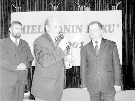 Marek Paprocki, Mielczanin Roku 2001  (z prawej) przyjął gratulacje od senatora Grzegorza Laty.