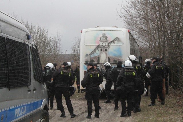 Kibice Hutnika Kraków pod eskortą policji weszli na stadion Spartakusa w Daleszycach.