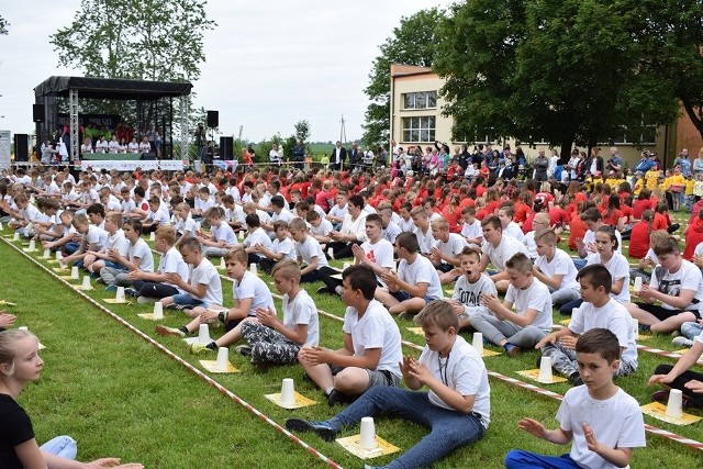 Dzieci i nauczyciele ustanowili rekord Polski w grze na kubeczkach do utworu Anny Kendrick „When I’ m gone”