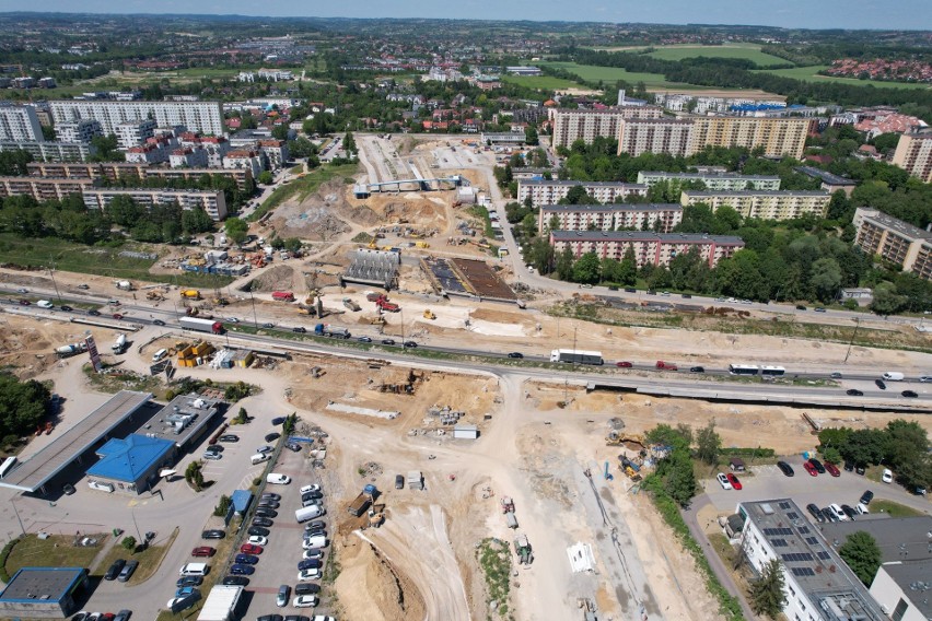 Kraków. Na północy miasta powstają wielkie "rynny" dla tramwajów. Trwa budowa linii do Górki Narodowej [ZDJĘCIA Z DRONA]