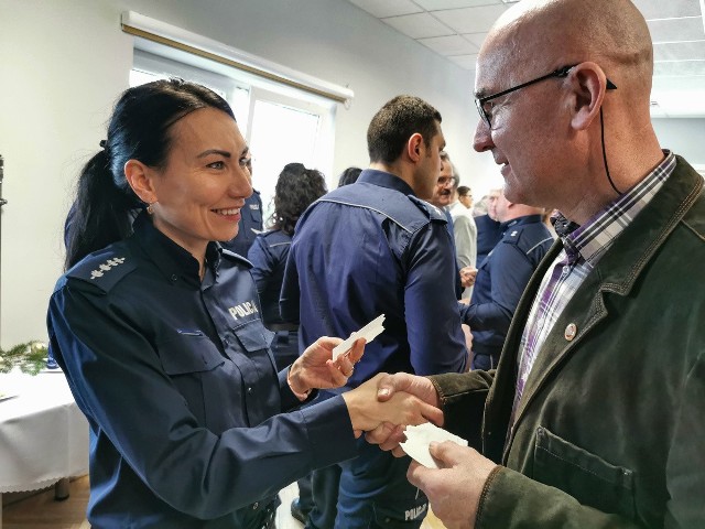 Wigilijne spotkanie hajnowskich policjantów. Opłatek i magia świątecznego okresu.