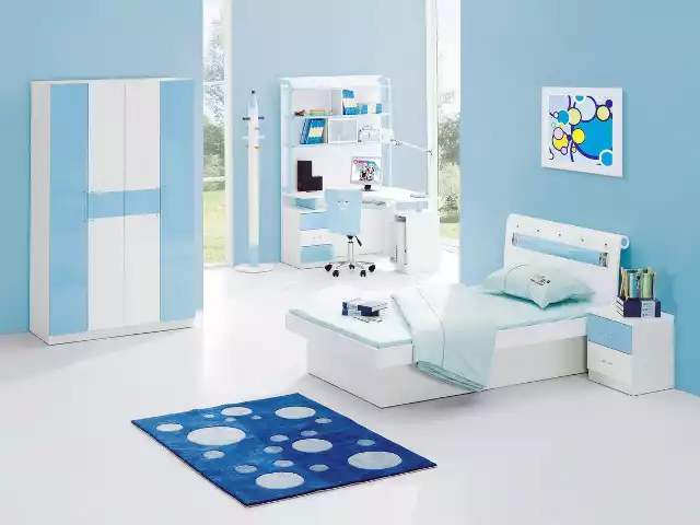 Niebieskie ścianyNiebieskie ściany najlepiej przełamują białe meble i dekoracje, które rozjaśniają całe pomieszczenie.