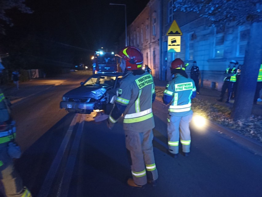 Wypadek na al. Solidarności w Tarnowie. Samochód uderzył w...
