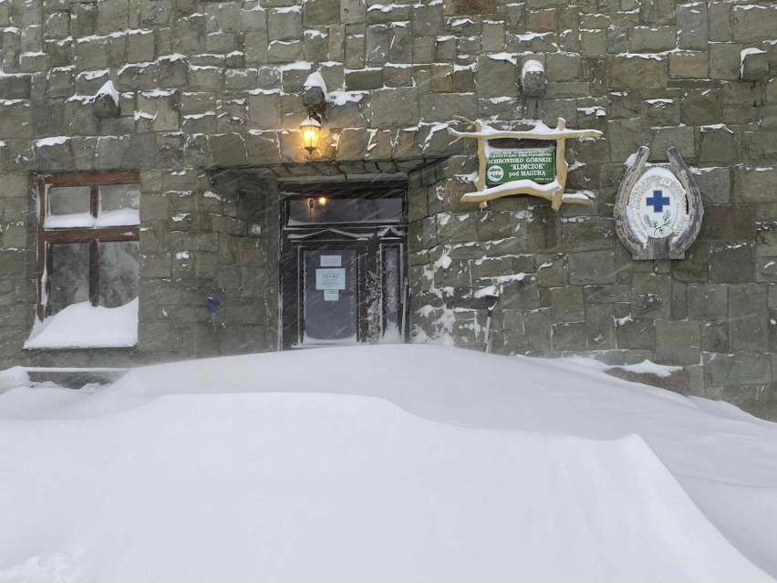Śnieg przykrył Schronisko PTTK Klimczok....