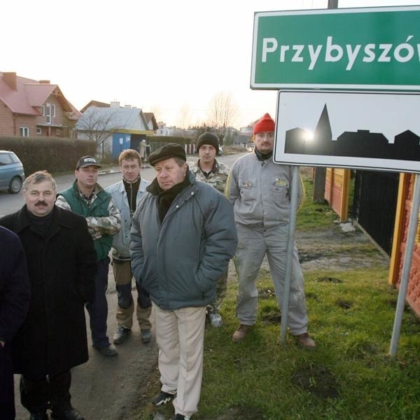 - W Warszawie znów chcą decydować o naszej przyszłości - mówią oburzeni mieszkańcy Przybyszówki.