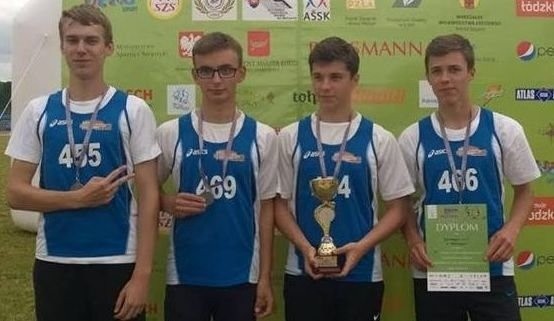 Sztafeta ze Strawczyna wywalczyła w Łodzi srebrny medal. Od lewej: Kacper Nyga, Damian Dula, Wiktor Dzwonek i Konrad Michalski.