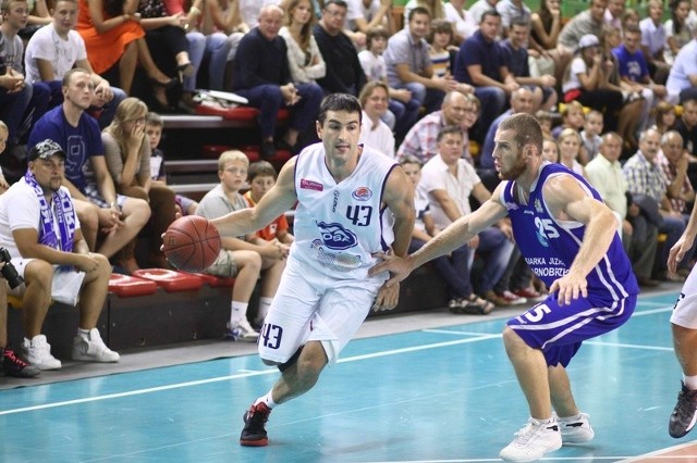 Koszykarze Jeziora Tarnobrzeg (z prawej Jakub Dłoniak) zagrają na turnieju w Radomiu.