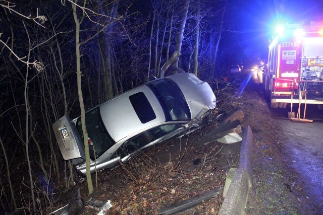 W okolicy miejscowości Wojkowice (trasa Wrocław - Strzelin) kierowca volvo stracił panowanie nad kierownicą, wypadł z drogi i uderzył w bariery energochłonne