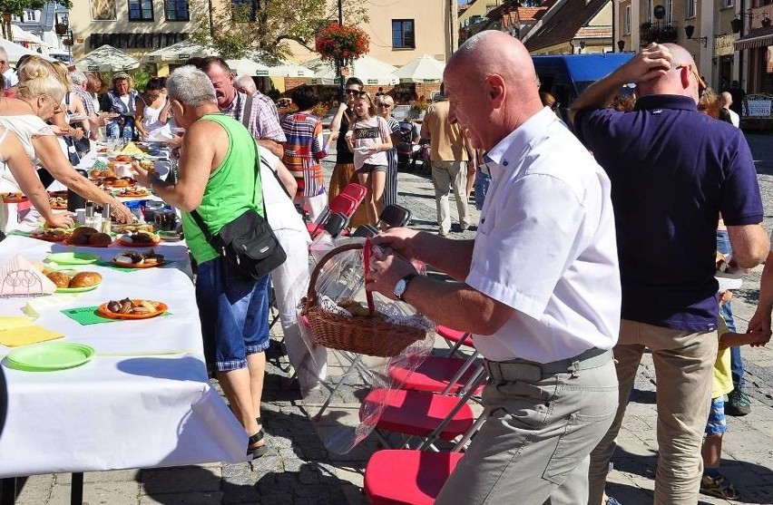 Burmistrz Sandomierza podczas Śniadania na Rynku częstował domowymi ciasteczkami  