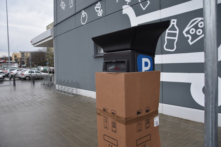 Tarnów. Parking pod Kauflandem tylko dla klientów. Na placu stanęły parkometry, a mieszkańcy bloków zrozpaczeni [ZDJĘCIA]