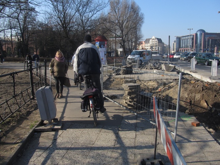 Wrocław: Na Traugutta powstaje ścieżka rowerowa (ZDJĘCIA)