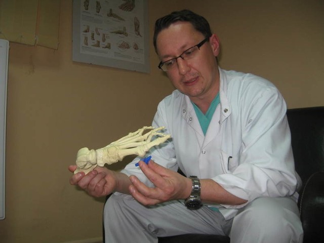 - Proteza z silikonu doskonale spełnia swoją rolę i pacjentka może chodzić bez bólu - mówi ortopeda Marcin Stęplowski. 