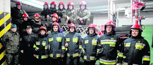 Strzelcy w czasie wizyty  uczestniczyli w ćwiczeniach i zapoznali się ze strażackim sprzętem.