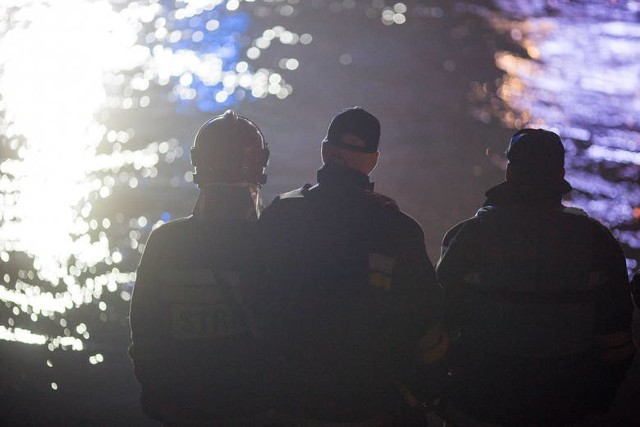 Niedaleko Stawku Łabędziego w Słupsku straż pożarna i policja przeszukuje Słupię.