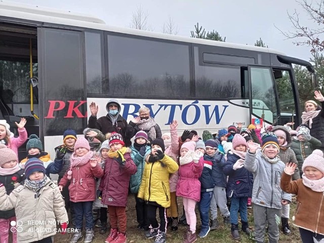 Dzieci mają wielkie serca. Odwiedziły azyl dla zwierząt w Przyborzycach i przyniosły jedzenie.