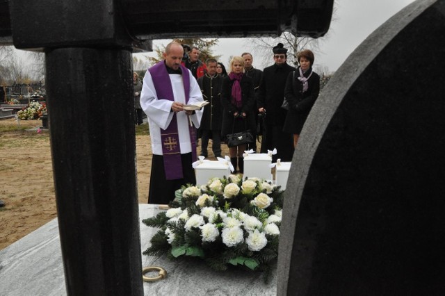 Wspólny grobowiec stanął na cmentarzu katolickim przy wyjeździe na Narew. Spoczęły w nim pierwsze nienarodzone zarodki