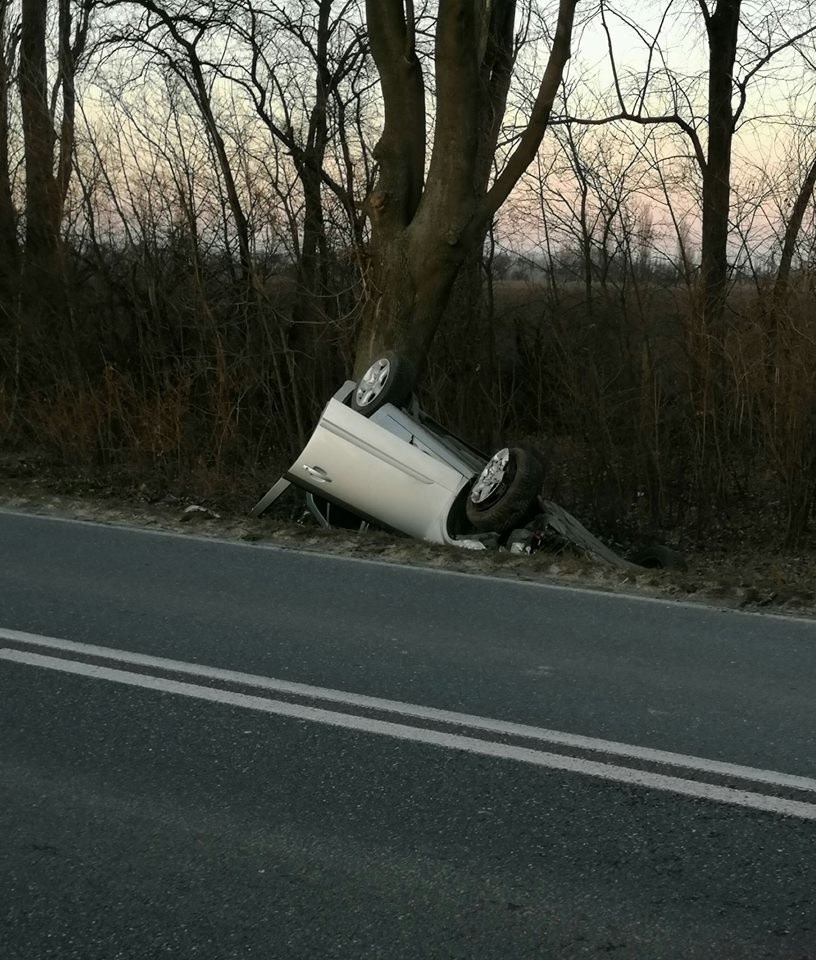 Wypadek pod Wrocławiem. Samochód wjechał do rowu (ZDJĘCIA)