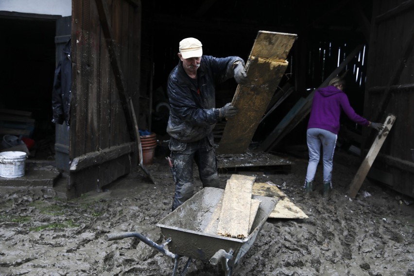 Porządki po niedzielnej powodzi w Łapanowie