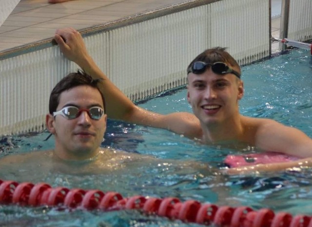 Bracia Dominik i Piotr Bujak bardzo dobrze spisali się na mistrzostwach Polski w pływaniu