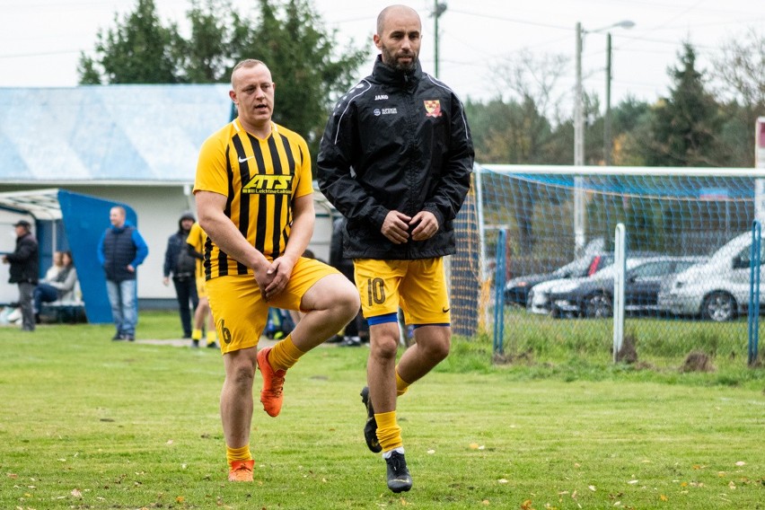 Piłkarze z Kotowej Woli (żółte stroje) 3:0 pokonali na...