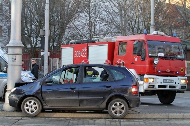 Wrocław: Wypadek na Poniatowskiego. Cztery osoby ranne (ZDJĘCIA)