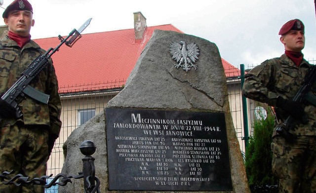 Warta honorowa przy obelisku upamiętniającym śmierć osób zamordowanych w Janowicach w sierpniu 1944 roku