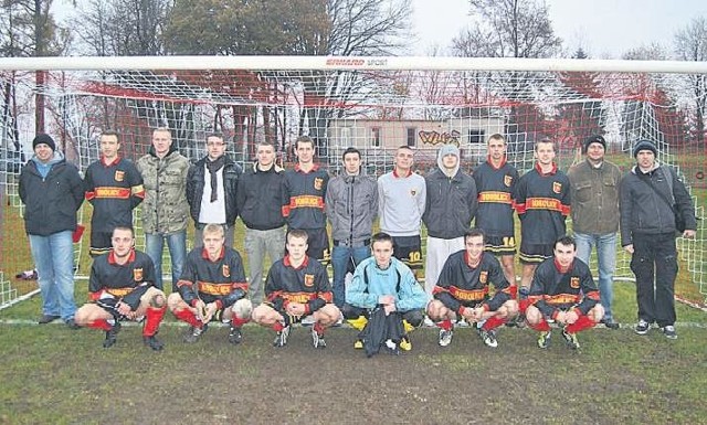 Stoją w górnym rzędzie od lewej: Wojciech Korbus (kierownik), Łukasz Świecki, Daniel Iżak, Łukasz Bortnik, Kazimierz Misztal, Mariusz Zawadzki, Marcin Krysztoforski, Mateusz Adamczyk, Aleksander Skórka, Karol Szugalski, Dariusz Piekarski, Arkadiusz Olearczyk (prezes), Dawid Olearczyk (trener), w dolnym rzędzie od lewej: Jarosław Subzda, Adrian Bielecki, Kacper Gdyczyński, Karol Piotrowski, Wojciech Grześkowiak, Mateusz Gański.