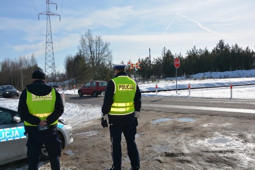 Akcja "Bezpieczny Przejazd" w województwie podlaskim. 126 policjantów skontrolowało kilkuset kierowców