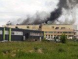 Pożar hali przy ul. Szymańskiego w Toruniu. Ogień gasiło 13 zastępów straży pożarnej [zdjęcia] 