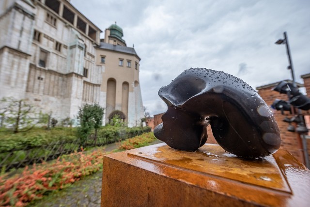 Rzeźby Zdzisława Beksińskiego w Ogrodach Królewskich na Wawelu