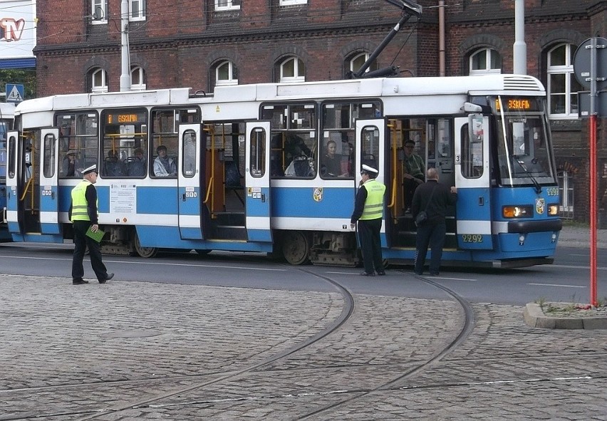 Wrocław: Wykolejenie tramwaju na pl. Powstańców Wielkopolskich (ZDJĘCIA)