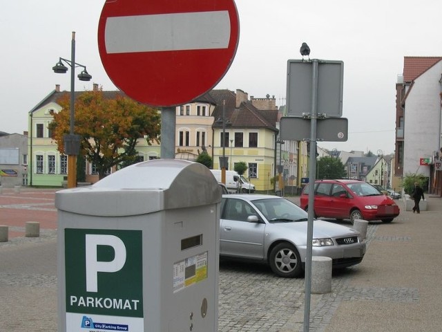 Parkomat vel parkometr na ulicy Wojska Polskiego w Bytowie.