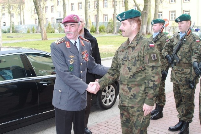 Generał Hans- Lothar Domrose jest  dowódcą  Sojuszniczego Dowództwa Sił  Połączonych  NATO  ( JFC) w Brunssum w Holandii.